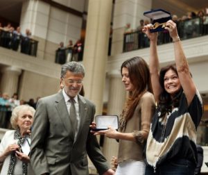 The case from "Hot in Cleveland" are given Key to the City awards by Mayor Frank Jackson.