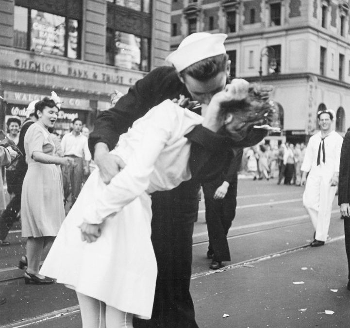 the classic photo of a sailor kissing a woman in the streets of Time Square on V-J Day, photo taken by Alfred Eisenstaedt